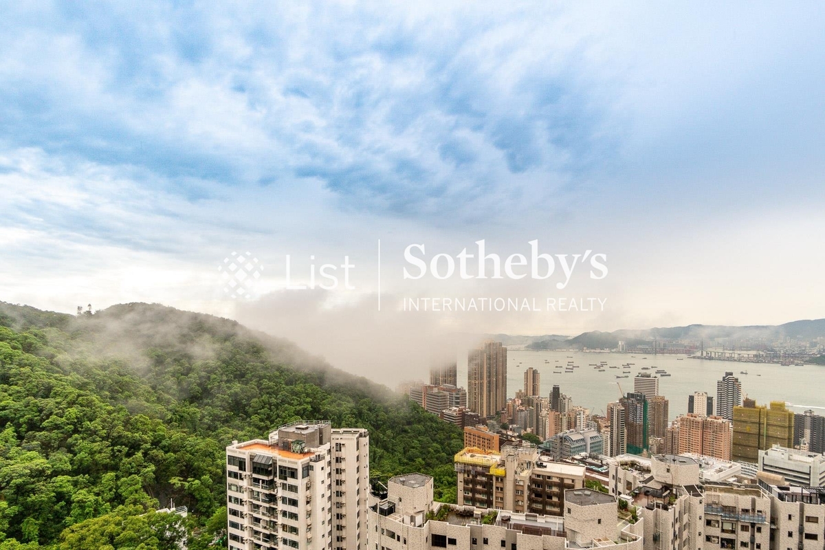 Piccadilly Mansion 碧苑 | View from Living and Dining Room