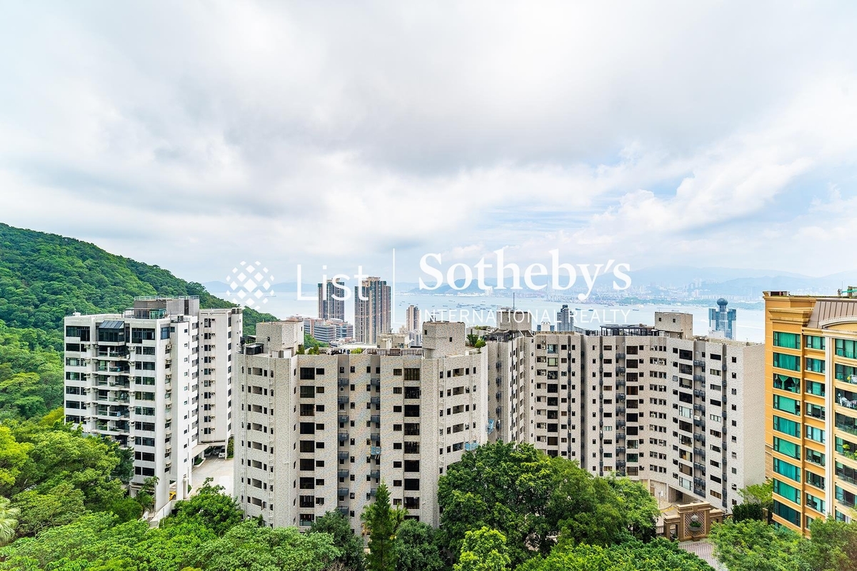 Piccadilly Mansion 碧苑 | View from Living and Dining Room