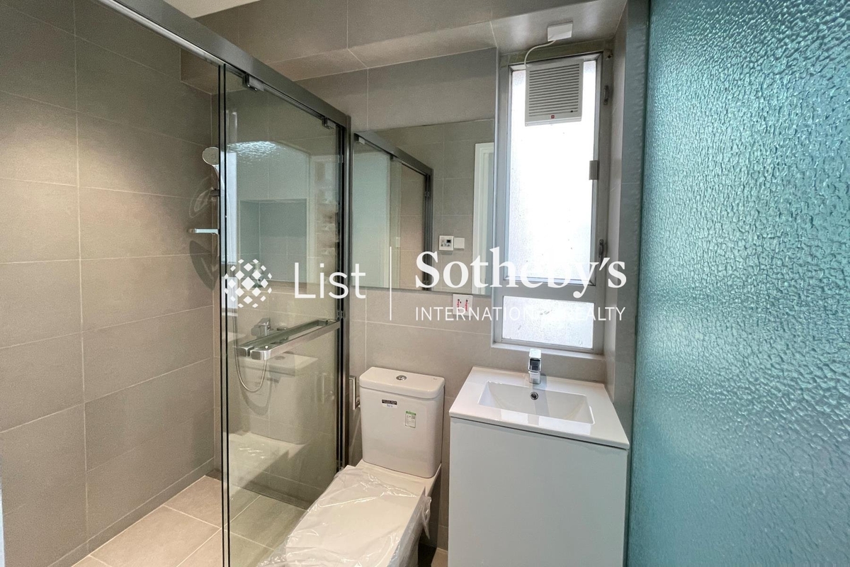 Carlos Court 嘉樂園 | Master Bathroom