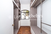 Magnolia Villas 百合苑 | Walk-in Closet in Master Bedroom 