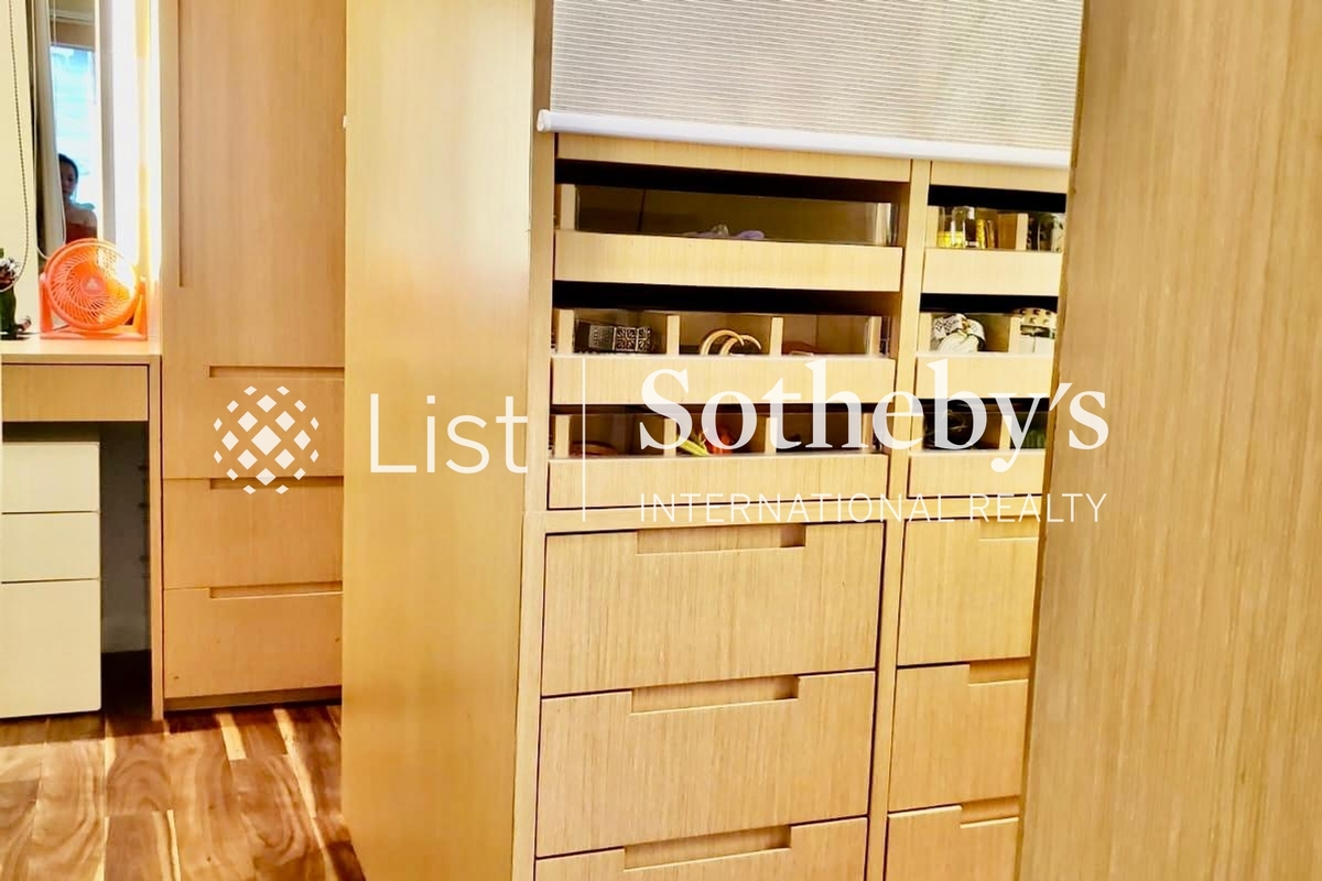 Redhill Peninsula 紅山半島 | Walk-in Closet in Master Bedroom 