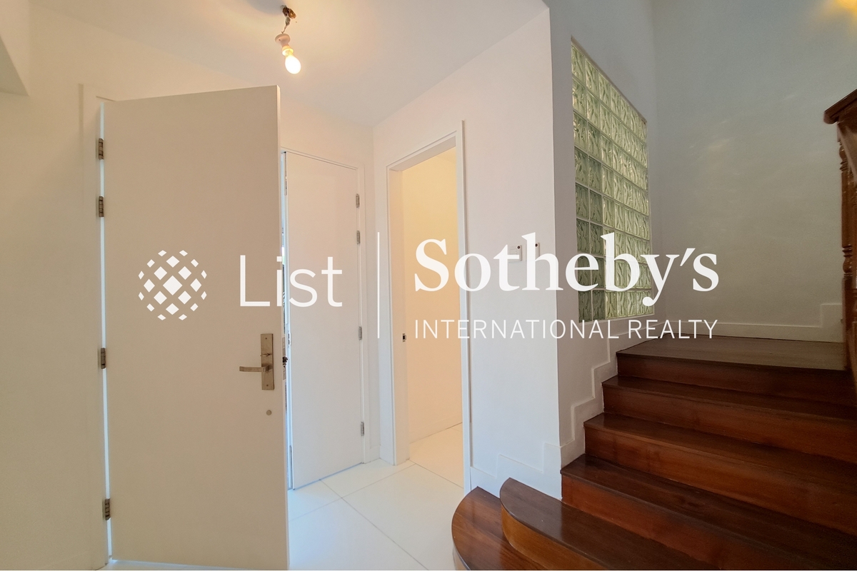 Redhill Peninsula 紅山半島 | Storage at Entrance