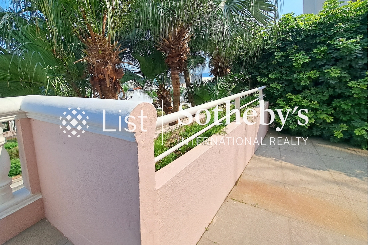 Redhill Peninsula 紅山半島 | Private Garden off Living and Dining Room