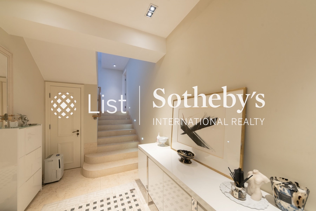 Redhill Peninsula 紅山半島 | Entrance