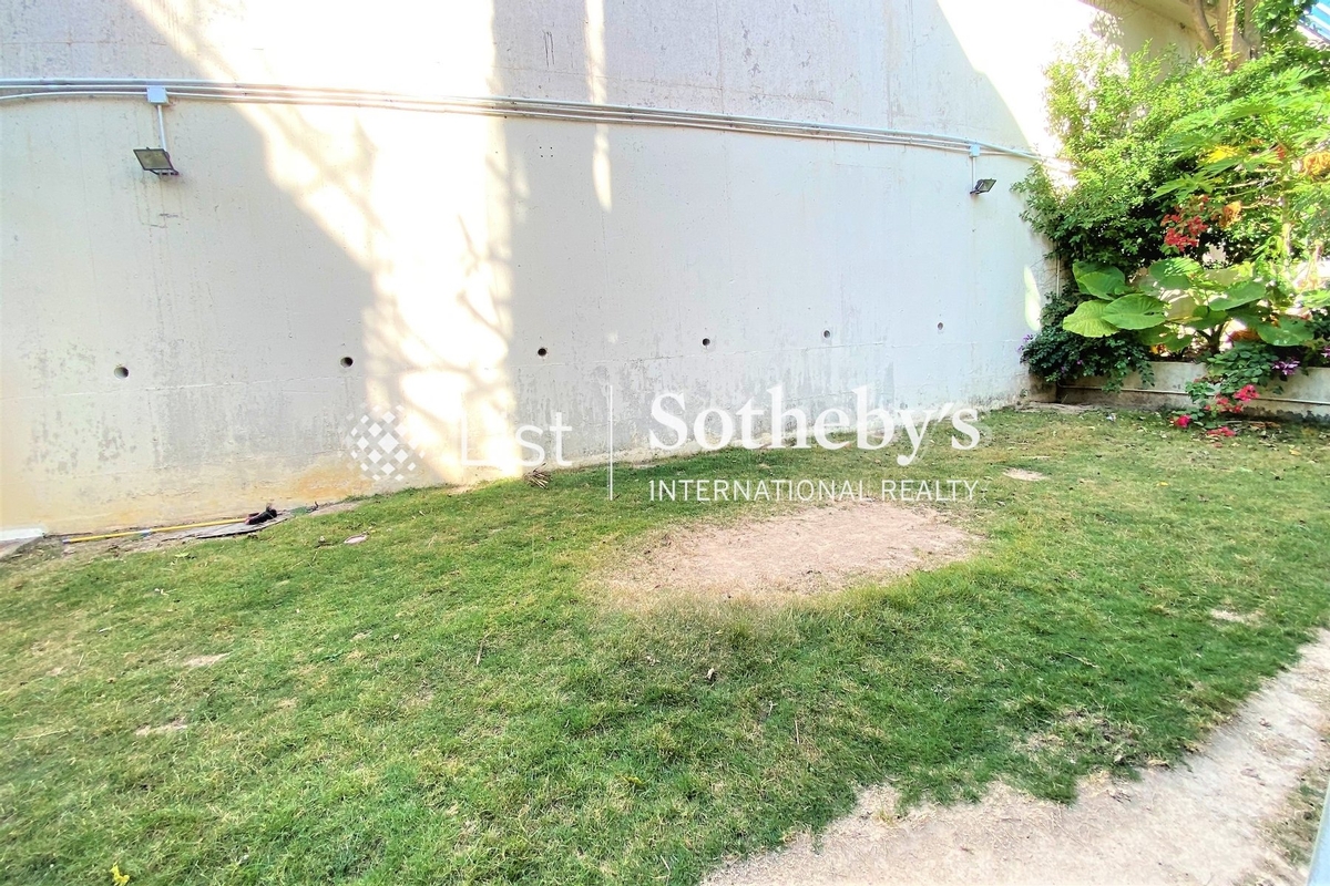 Redhill Peninsula 红山半岛 | Private Garden off Living and Dining Room