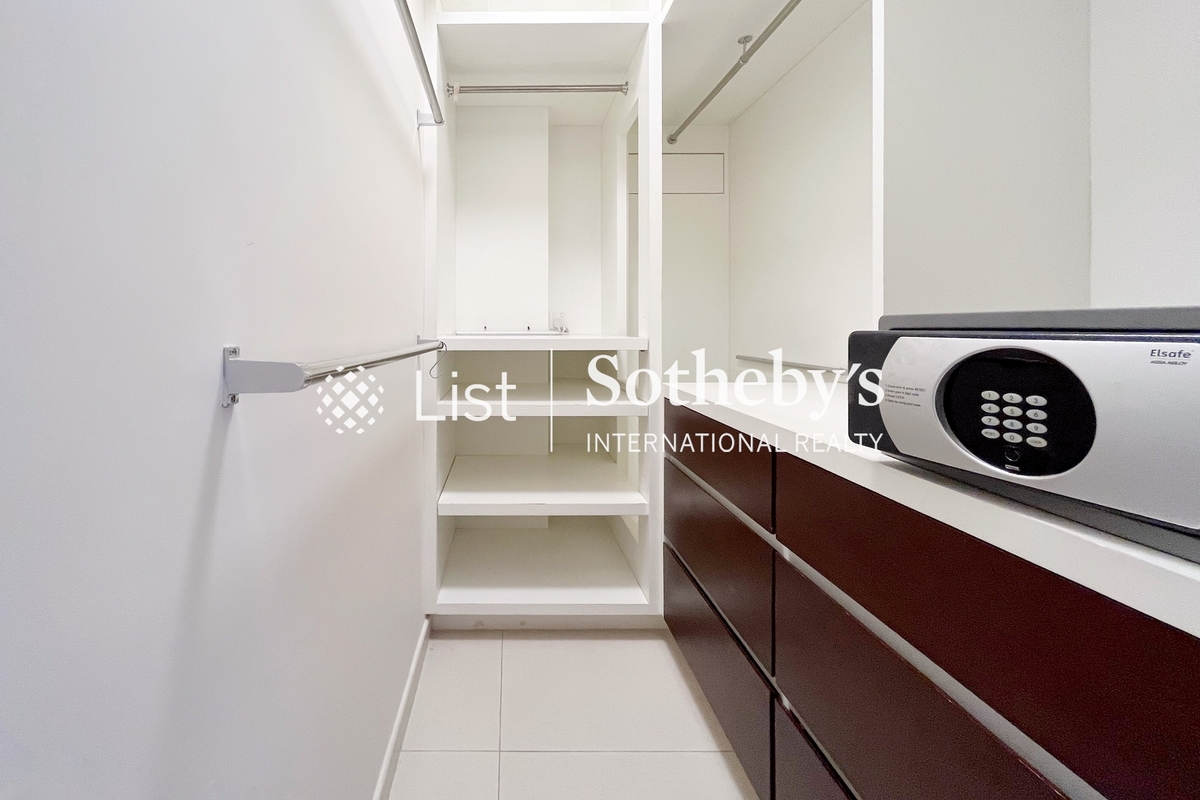 Arts Mansion 雅诗大厦 | Walk-in Closet in Master Bedroom 
