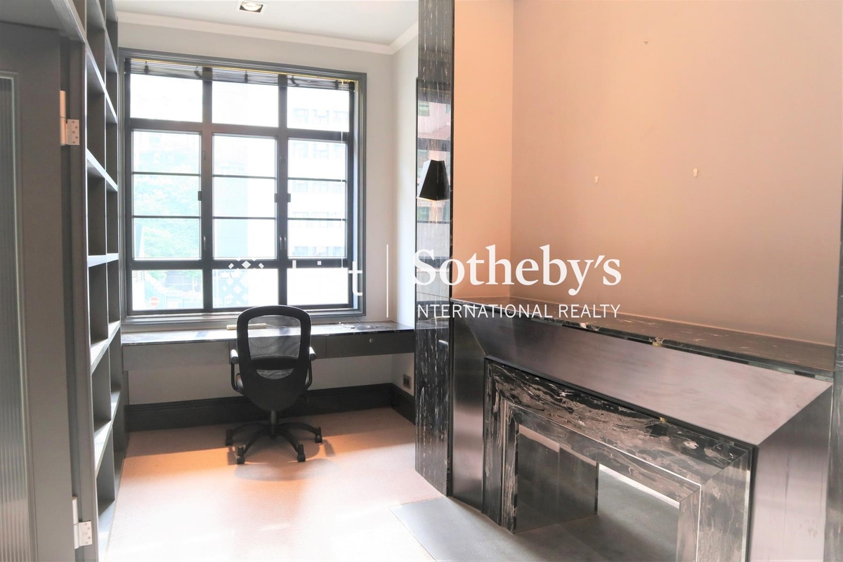 1-1A Sing Woo Crescent 成和坊1-1A號 | Study Room in Master Bedroom