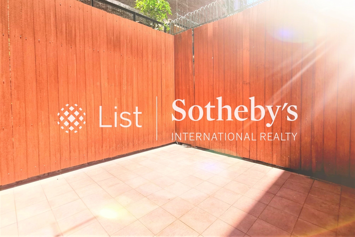 1-1A Sing Woo Crescent 成和坊1-1A號 | Private Garden off Living and Dining Room