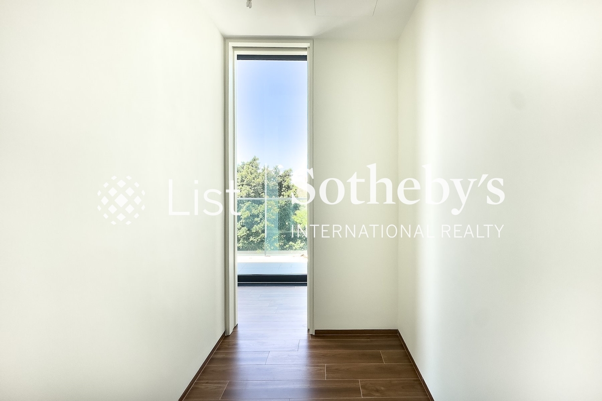 Whitesands Whitesands | Walk-in Closet in Master Bedroom 