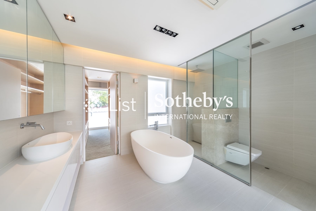 Buena Vista 怡景花園 | Walk-Through Closet and Master Bathroom