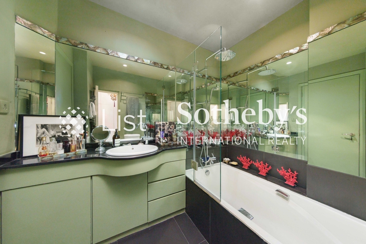 No. 39 Lyttelton Road 列提顿道39号 | Master Bathroom