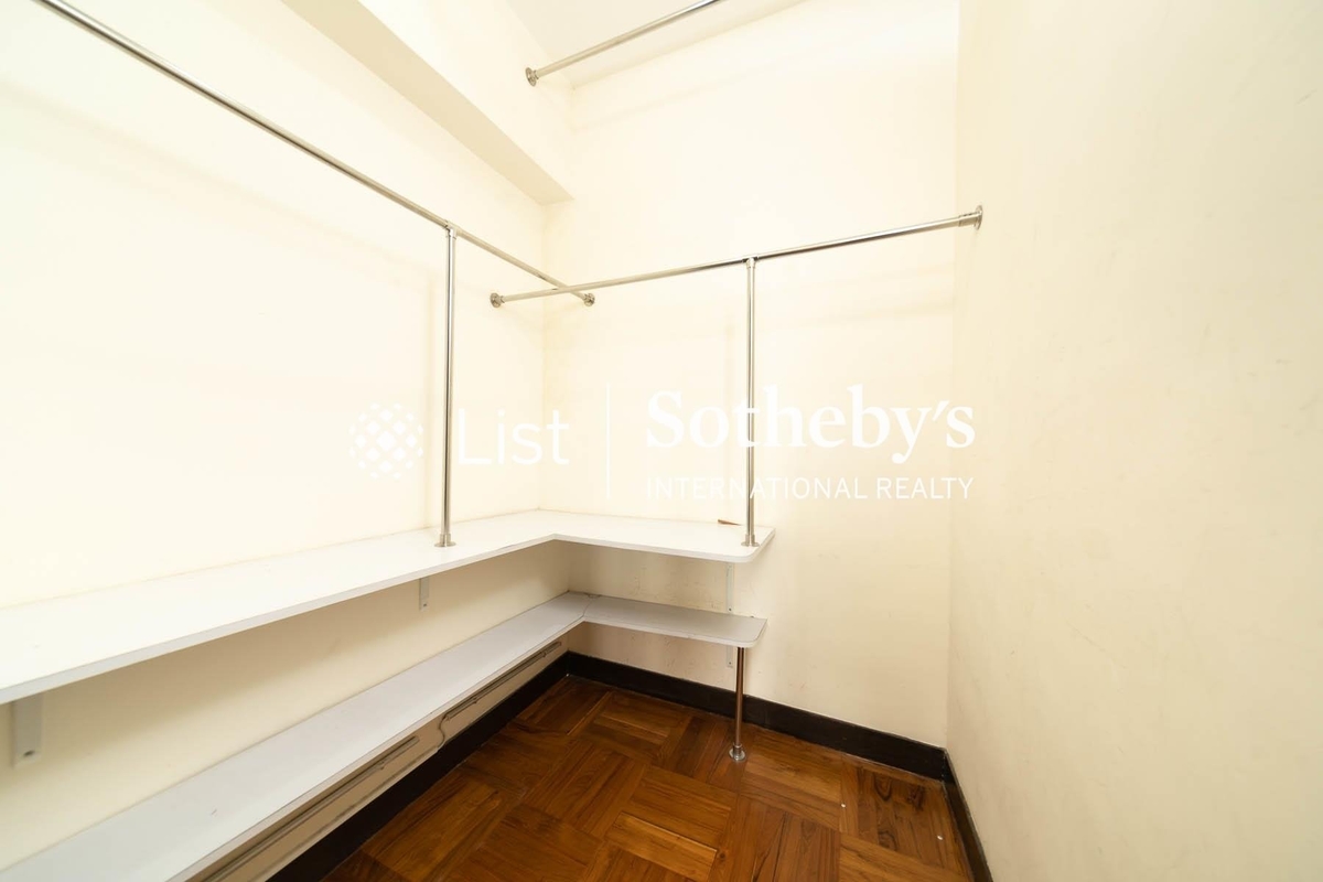 Villa Elegance 雅慧園 | Walk-in Closet in Master Bedroom