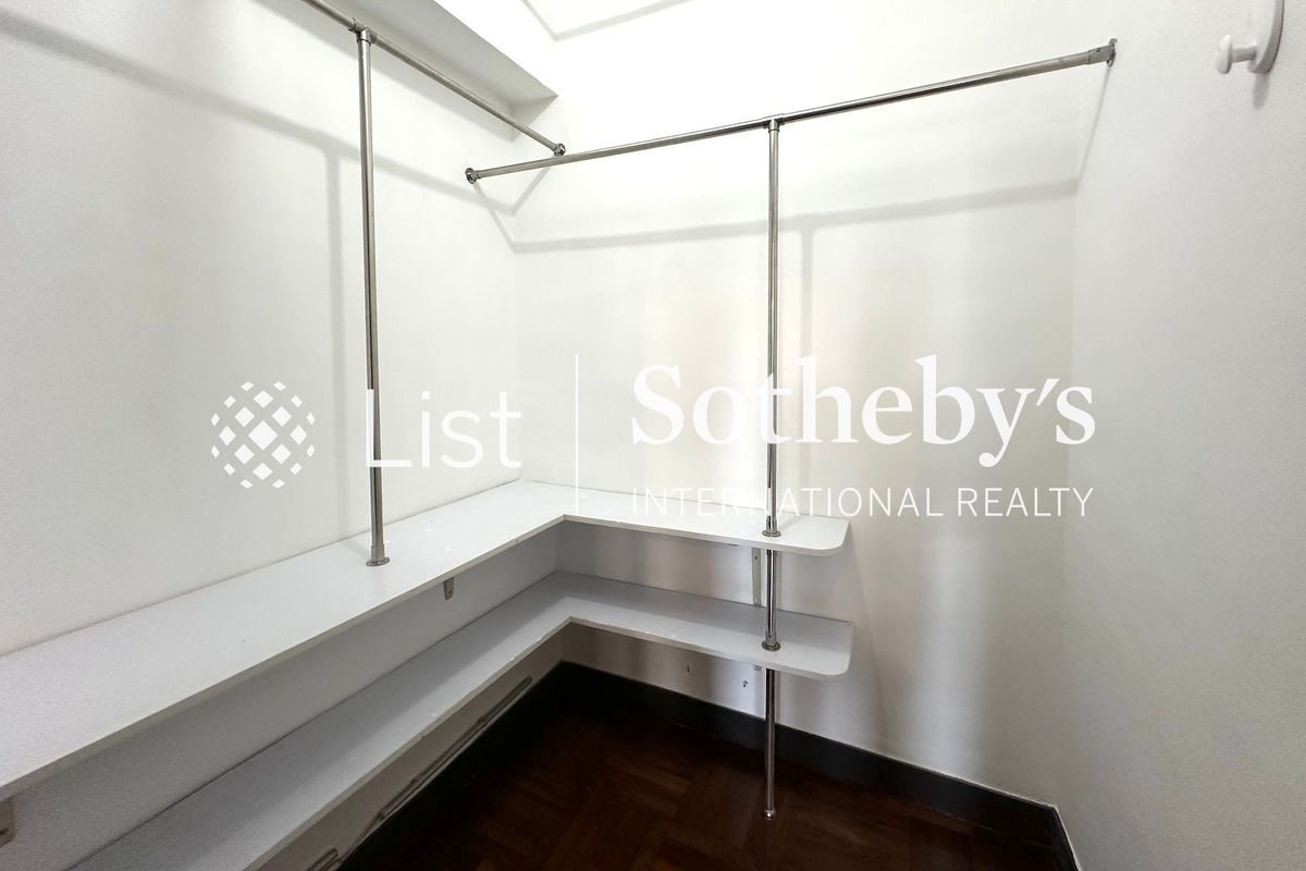 Villa Elegance 雅慧園 | Walk-in Closet in Master Bedroom 