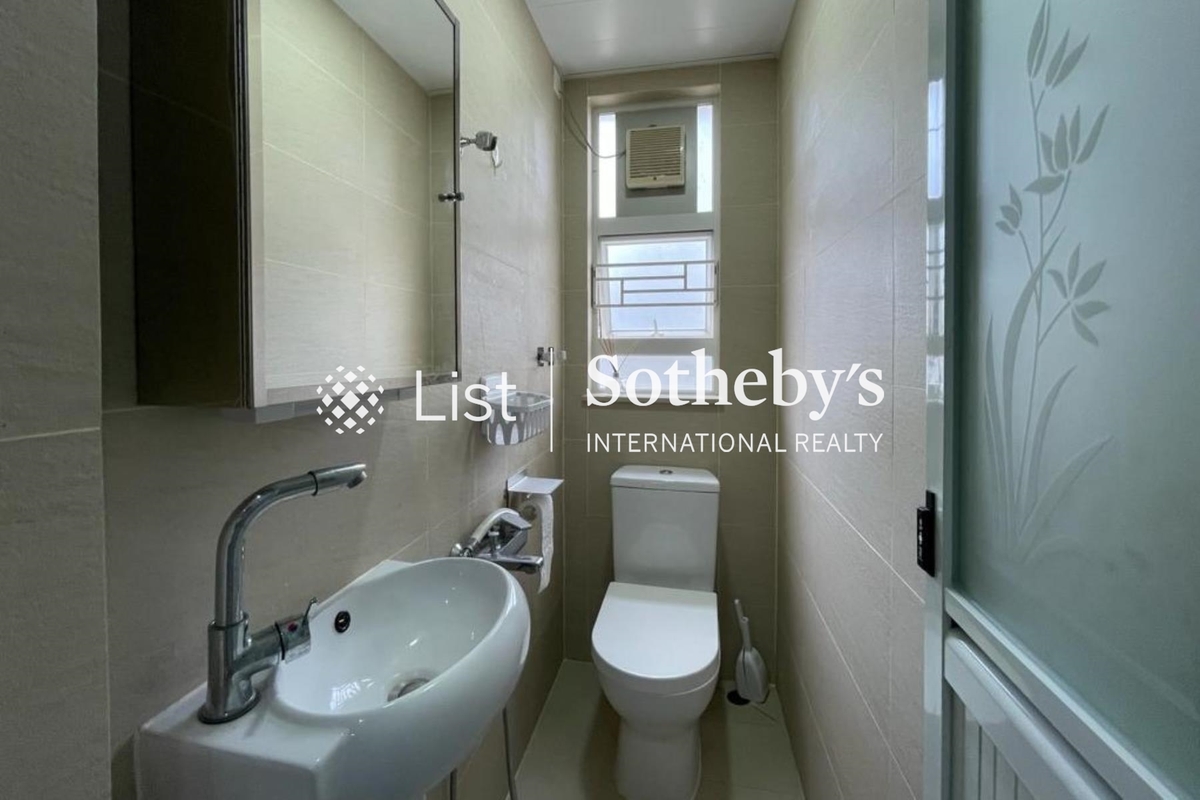 Greenland Garden 碧翠園 | Guest Bathroom