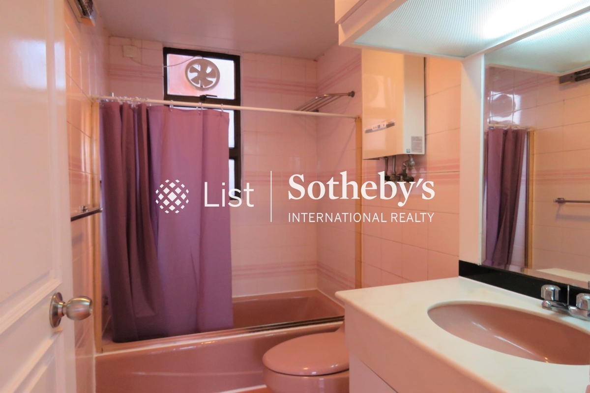 Parkway Court 寶威閣 | Master Bathroom