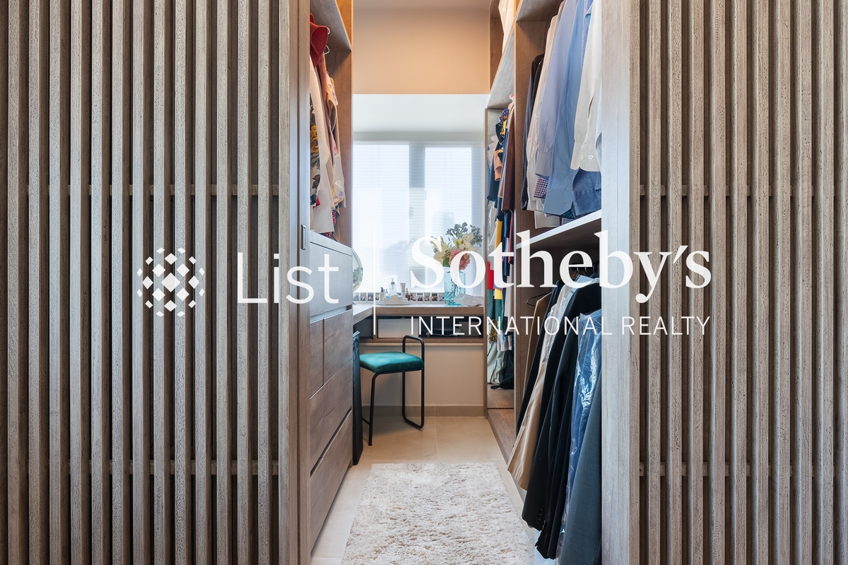 Centre Place 匯賢居 | Walk-in Closet in Master Bedroom 