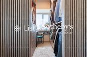 Centre Place 匯賢居 | Walk-in Closet in Master Bedroom 