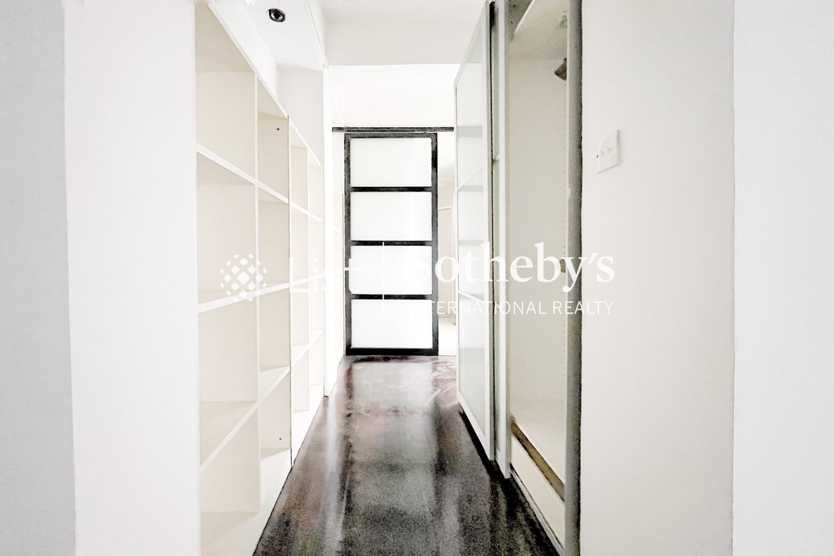 5-5A Wong Nai Chung Road 黃泥涌道5-5A號 | Walk-in Closet in Master Bedroom 
