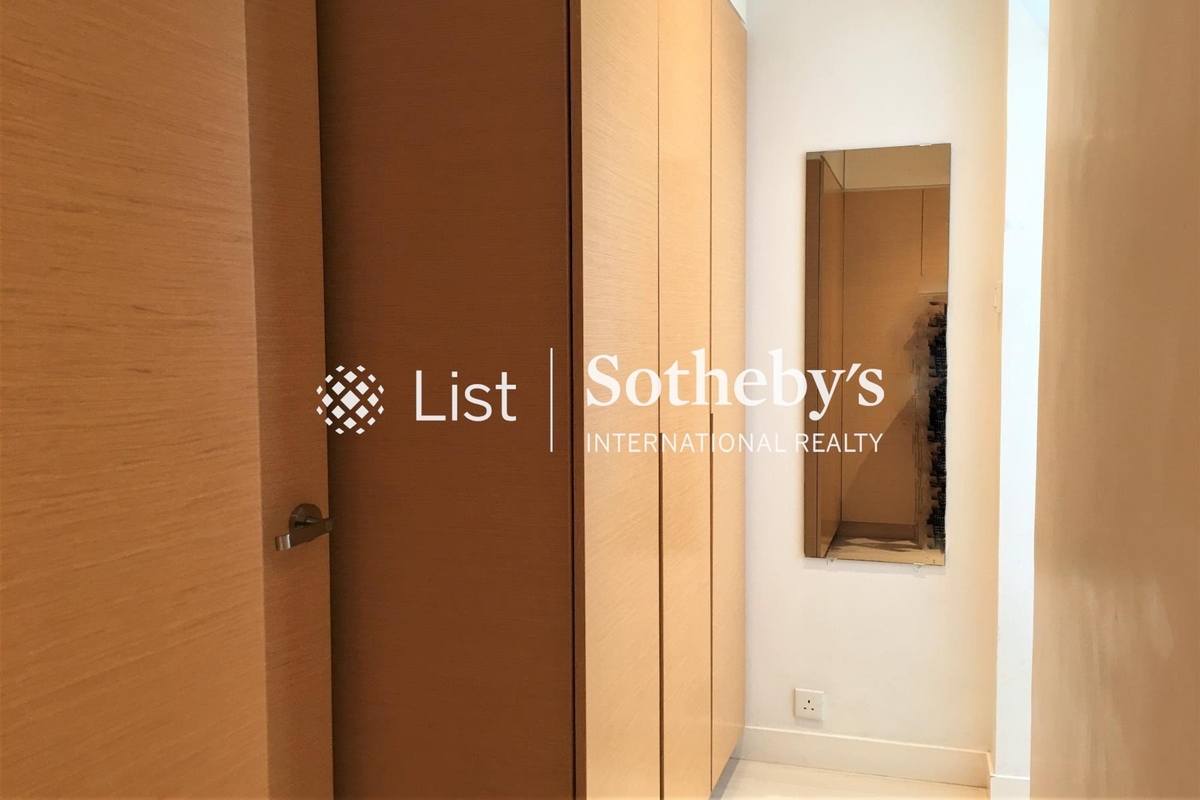 Kent Mansion 康德大廈 | Walk-in Closet in Master Bedroom