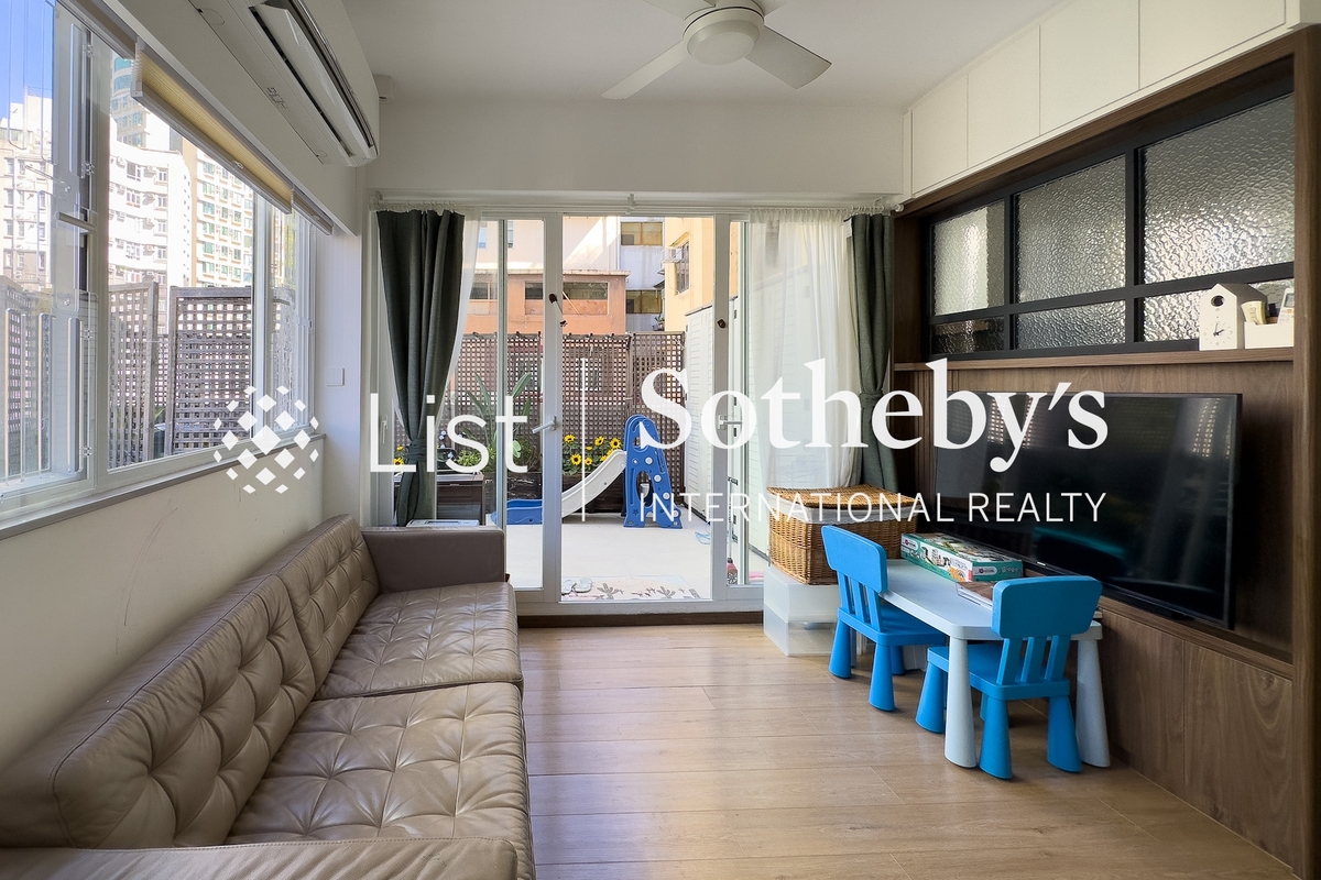 Kiu Hing Mansion 僑興大廈 | Living and Dining Room