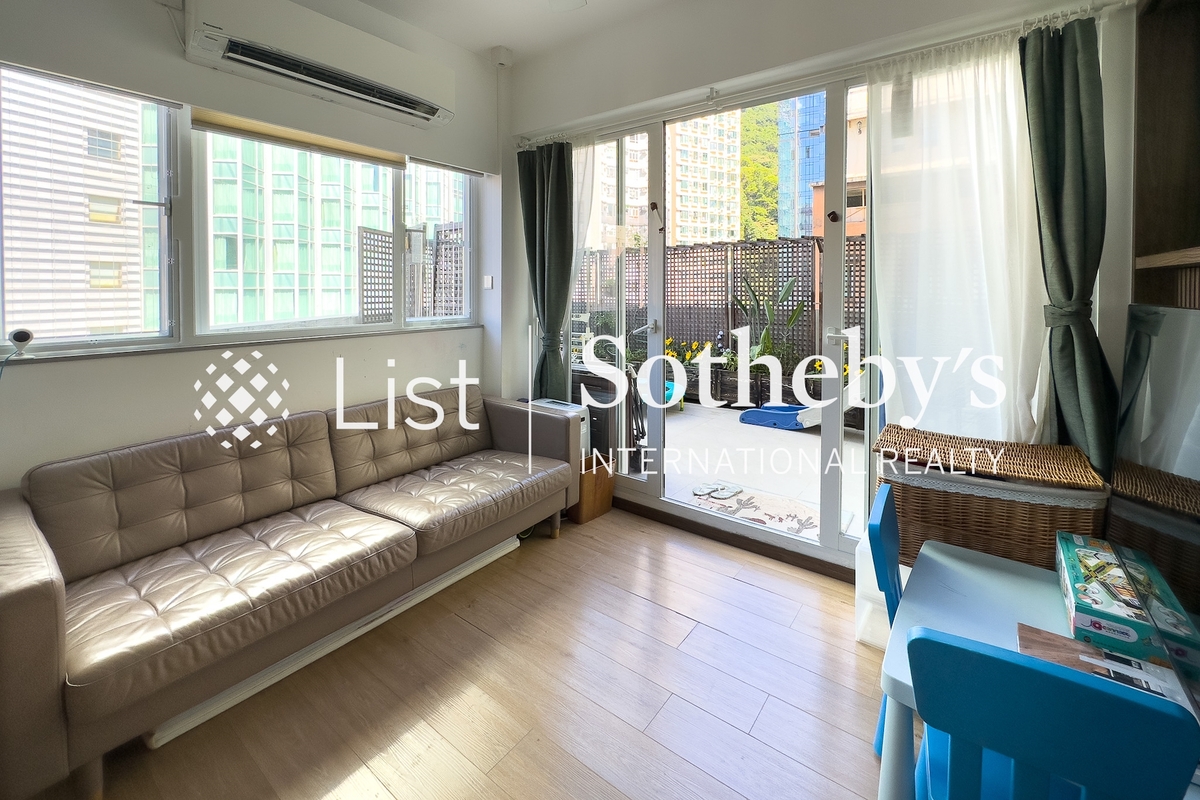 Kiu Hing Mansion 僑興大廈 | Living and Dining Room