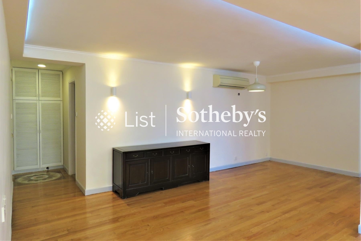 Maiden Court 萬德閣 | Living and Dining Room