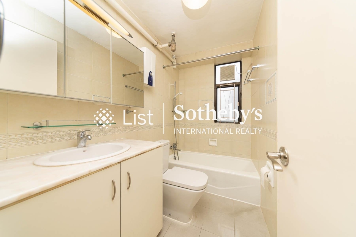 Maiden Court 萬德閣 | Master Bathroom