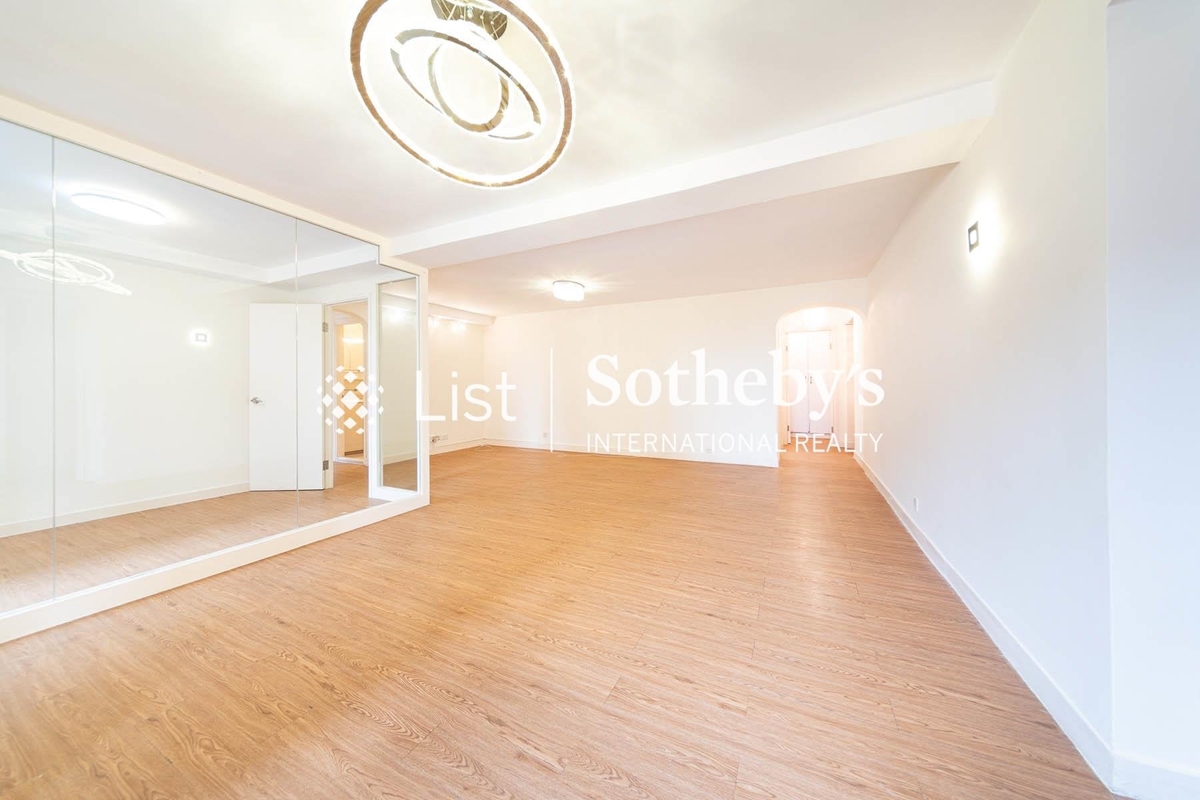 Maiden Court 萬德閣 | Living and Dining Room