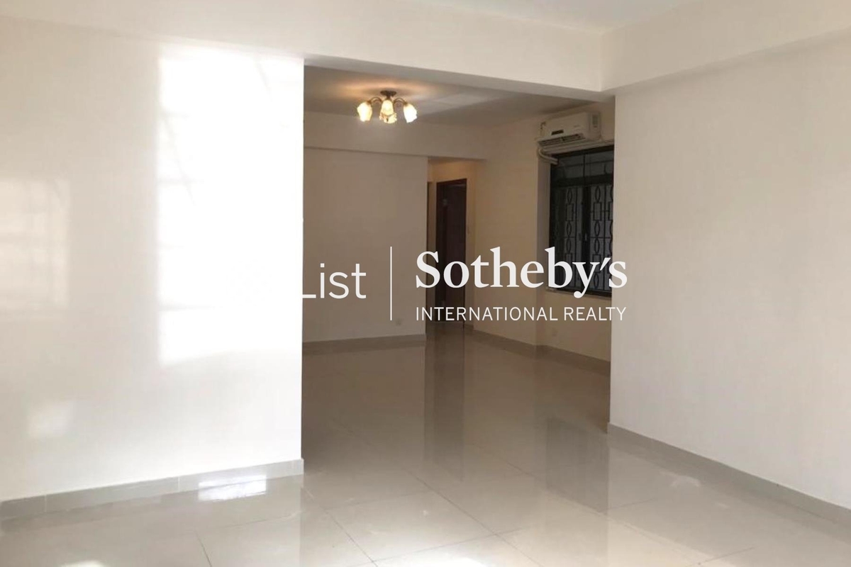 89 Blue Pool Road 藍塘道89號 | Living and Dining Room