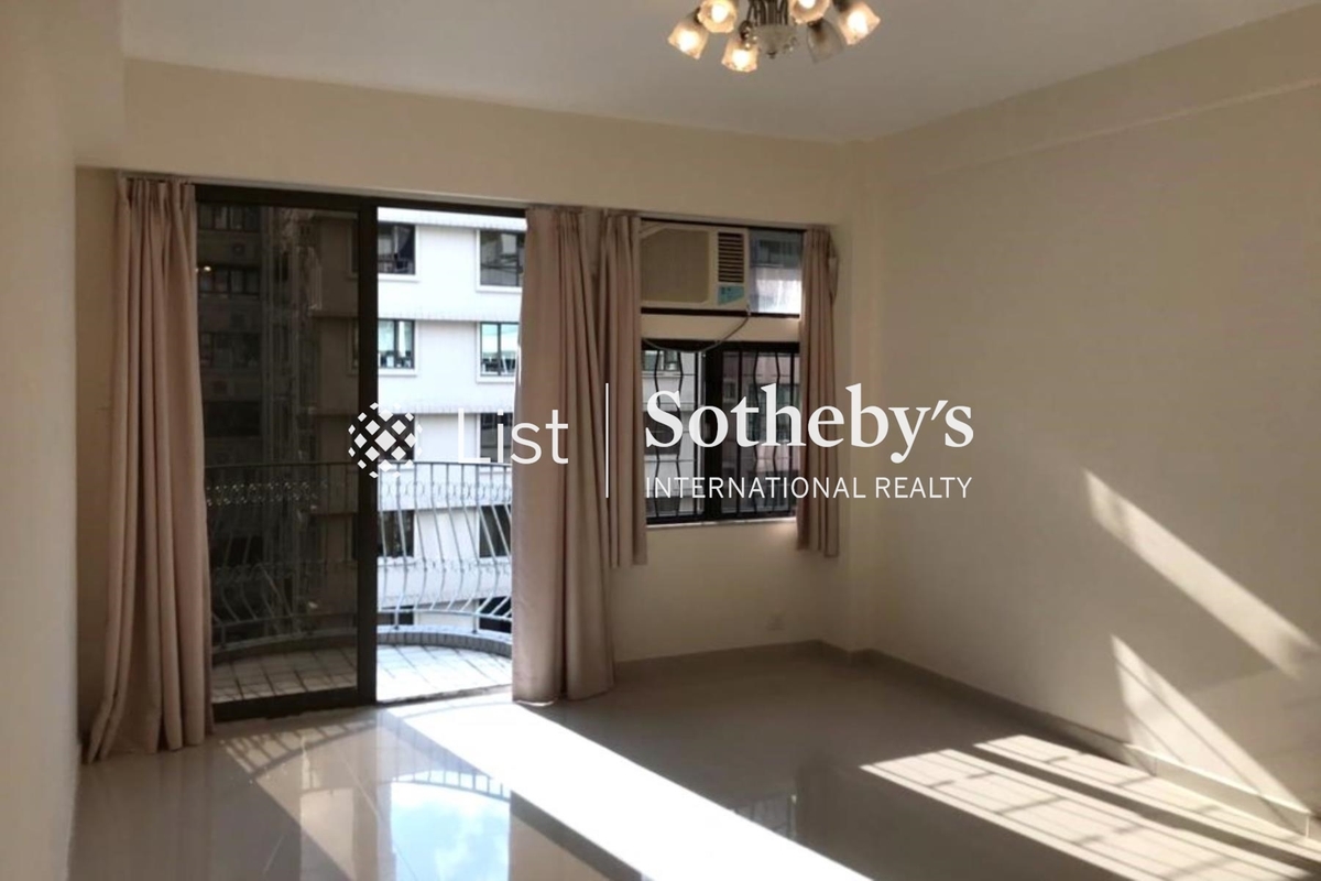 89 Blue Pool Road 藍塘道89號 | Living and Dining Room