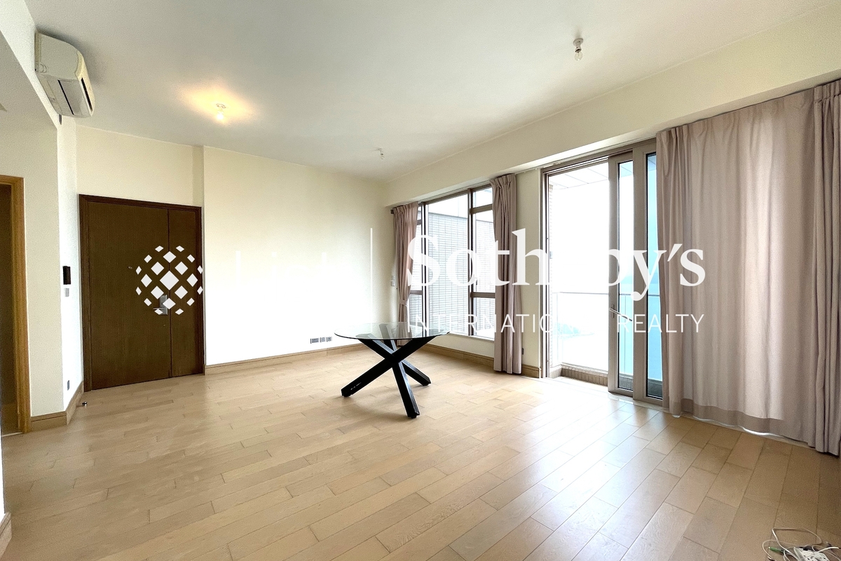 Cadogan 加多近山 | Living and Dining Room