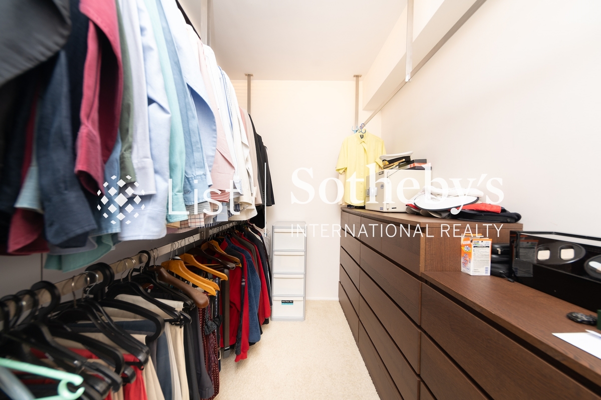 Golden Cove Lookout 金碧苑 | Walk-in Closet in Master Bedroom 