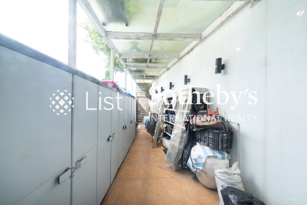 Golden Cove Lookout 金碧苑 | Private Garden off Family Room