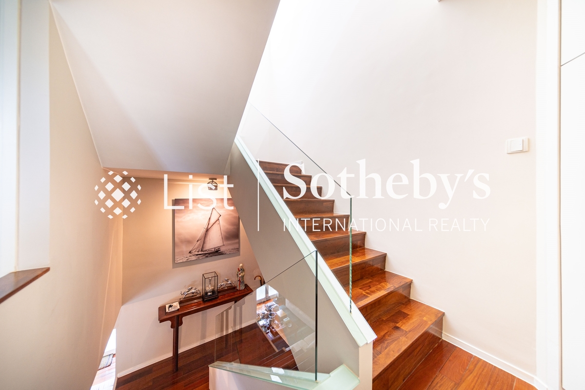 Golden Cove Lookout 金碧苑 | Internal Staircase