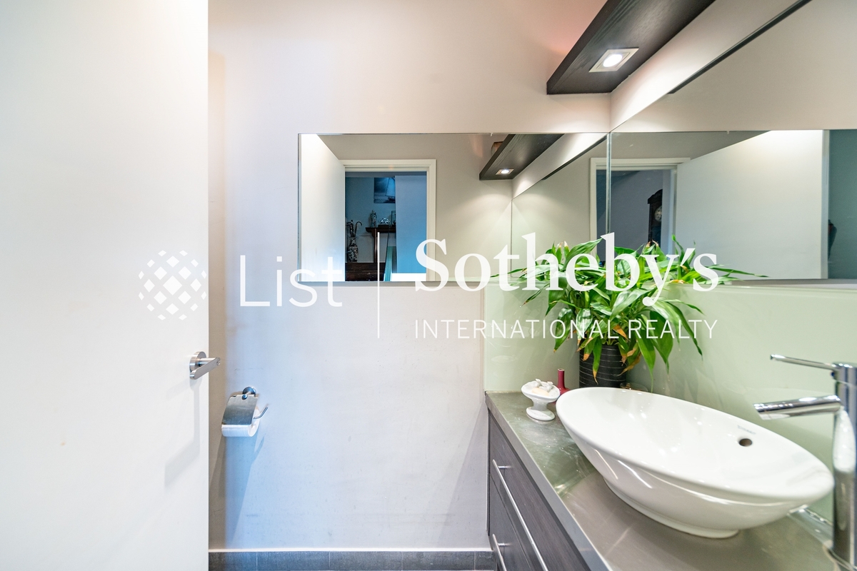 Golden Cove Lookout 金碧苑 | Guest Powder Room