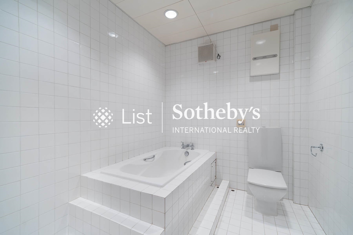 Nos. 4-10 Green Lane 箕璉坊4-10號 | Master Bathroom