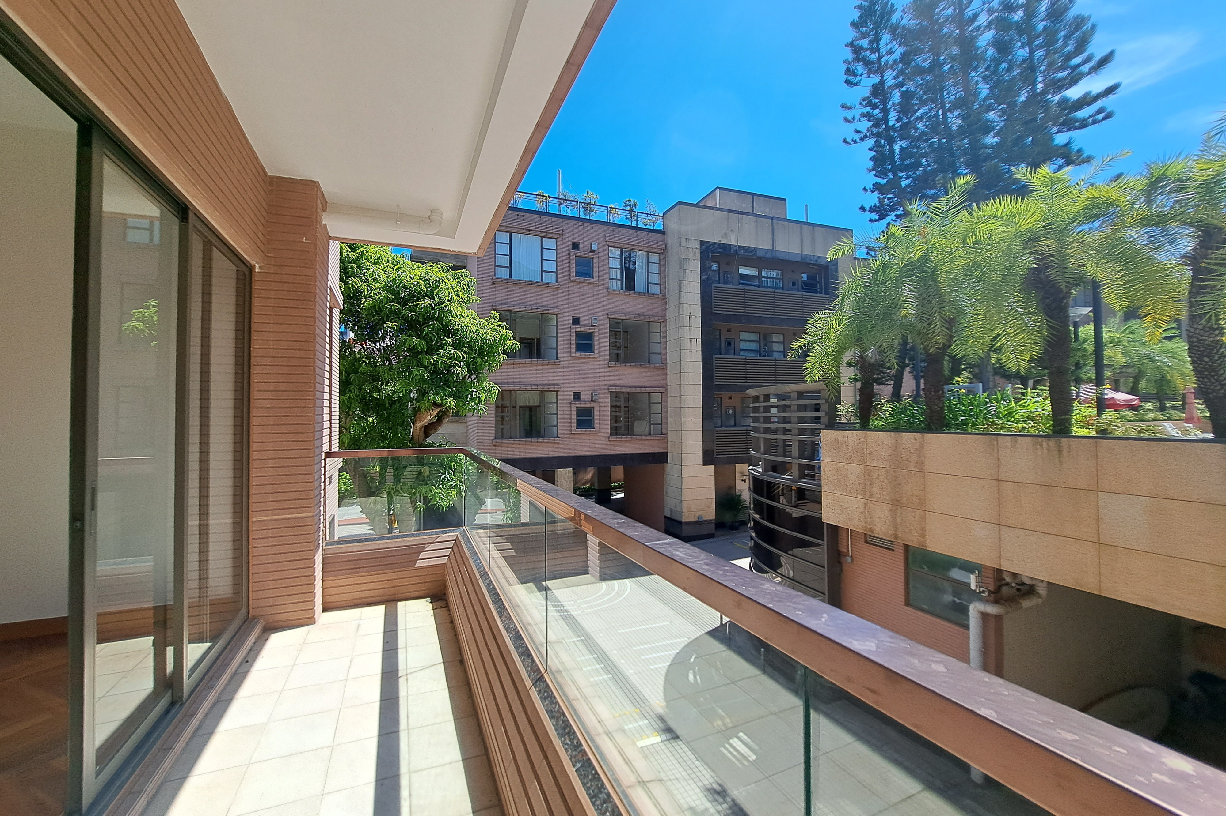 Ho's Villa 松竹苑 | Balcony off Living and Dining Room