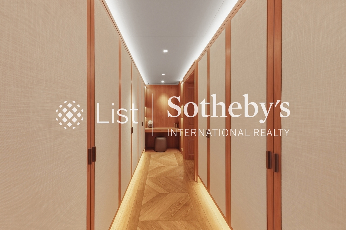 8 Deep Water Bay Drive 深水灣徑8號 | Dressing Area in Master Bedroom 