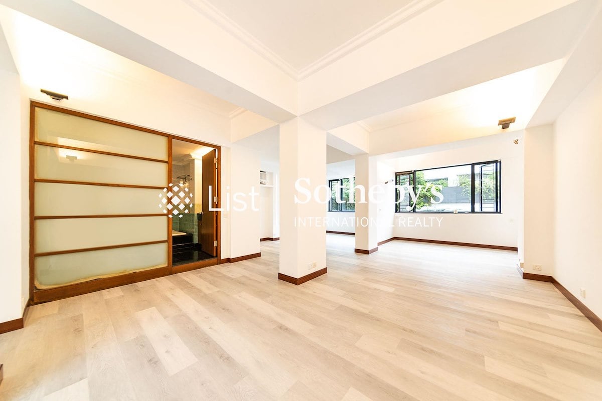 15-21 Broom Road 蟠龍道15-21號 | Living and Dining Room