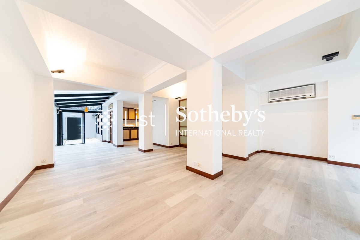 15-21 Broom Road 蟠龍道15-21號 | Living and Dining Room