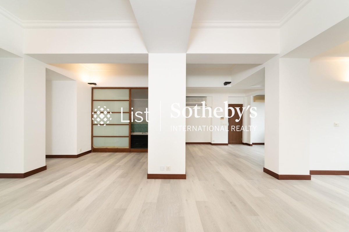 15-21 Broom Road 蟠龍道15-21號 | Living and Dining Room