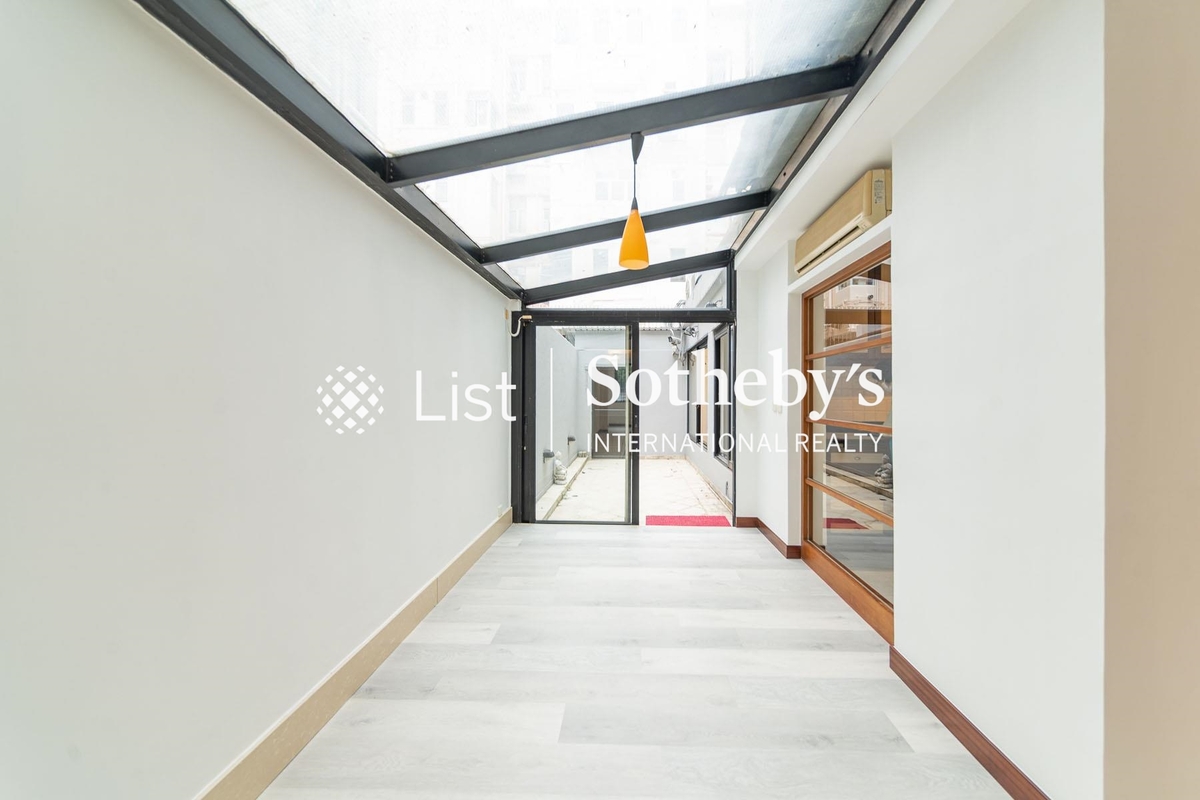 15-21 Broom Road 蟠龍道15-21號 | Living and Dining Room