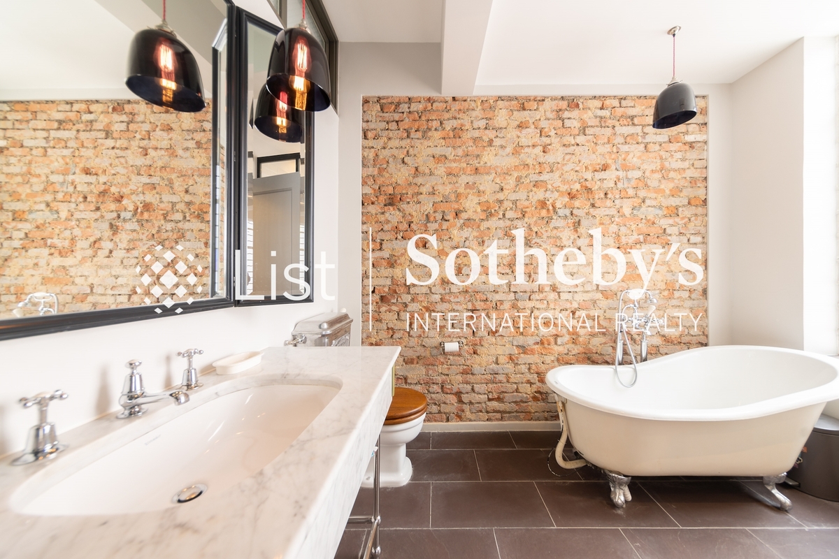 Nos. 9-11 Sing Woo Road 成和道9-11號 | Second Bathroom