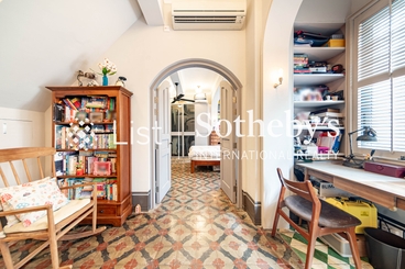 Nos. 9-11 Sing Woo Road 成和道9-11号 | 