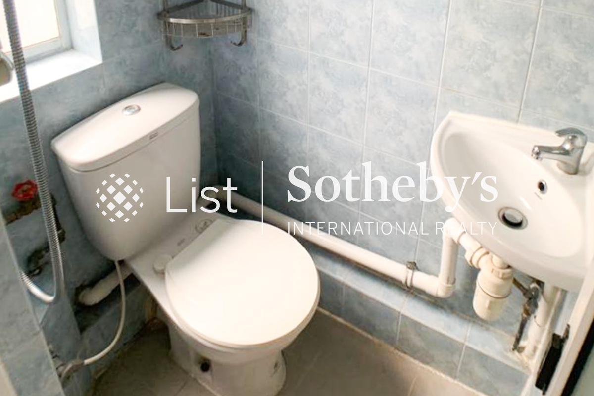 Cheong Ming Building 昌明大樓 | Guest Bathroom