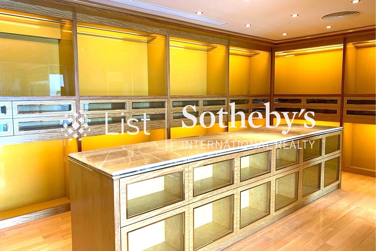 Residence Bel-Air Phase 5 Villa Bel-Air 貝沙灣 5期 洋房 | Walk-in Closet in Master Bedroom 