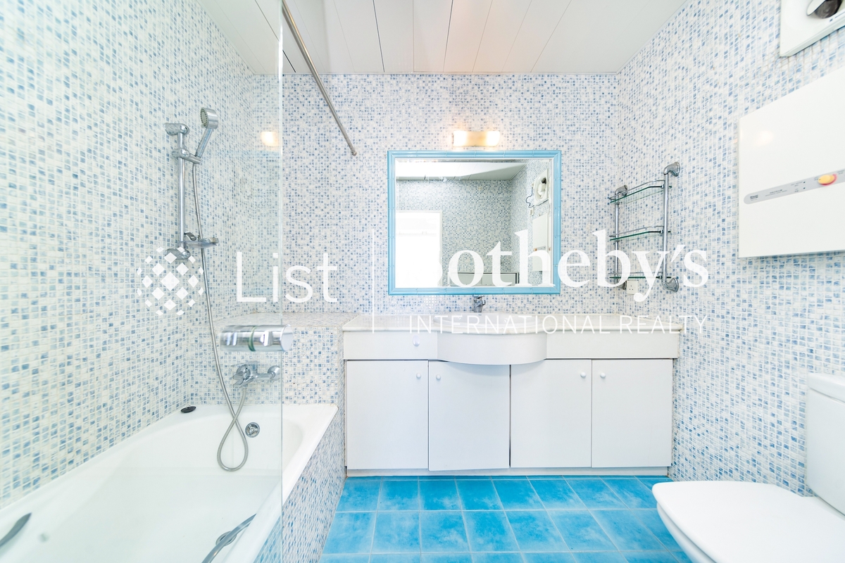 35-41 Village Terrace 山村臺35-41號 | Master Bathroom