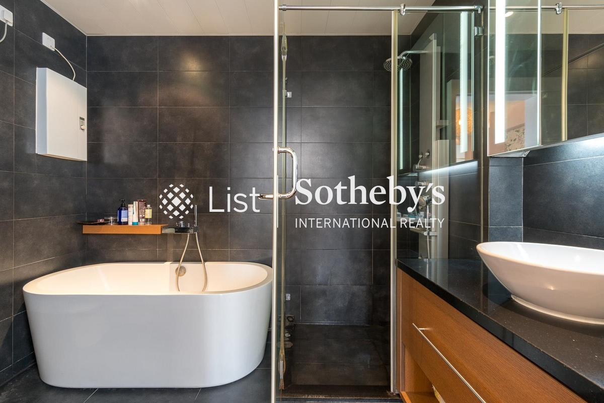 35-41 Village Terrace 山村臺35-41號 | Master Bathroom