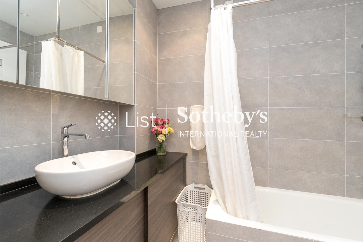 35-41 Village Terrace 山村臺35-41號 | Guest Bathroom