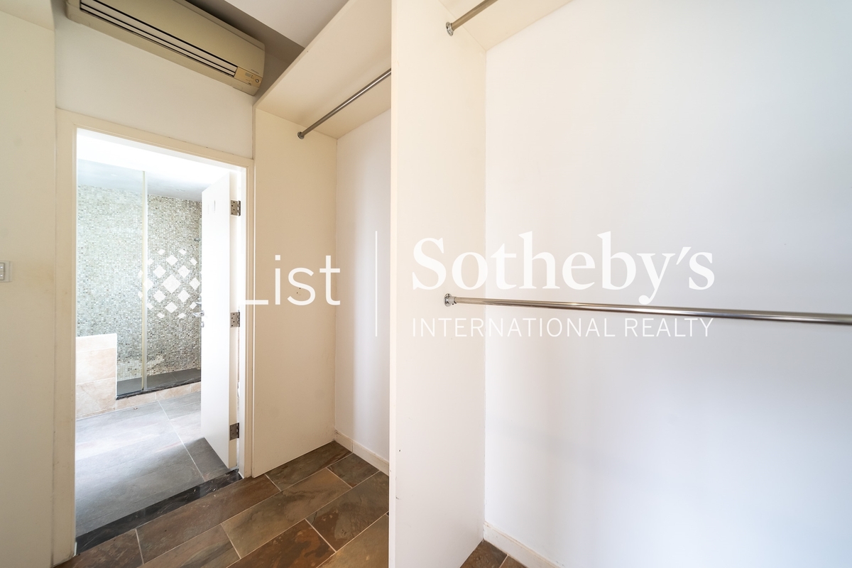 Che Keng Tuk Road 輋徑篤路 | Walk-in Closet in Master Bedroom 